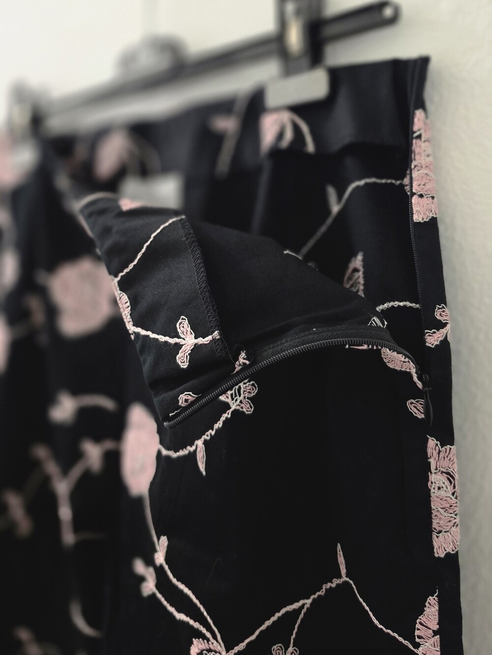 ⚡SALE⚡ Gorgeous Cropped Pants - Picture 4 of 9